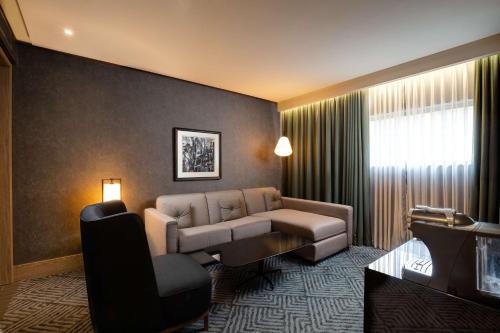 Tek Yatak Odalı King Süit + Lounge Girişi