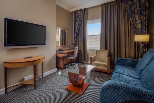 Queen Suite with Lounge Access