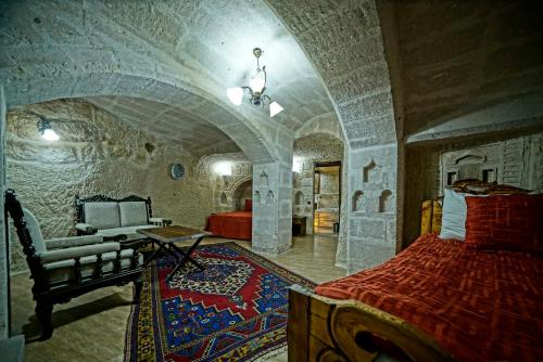 Deluxe Triple Cave Room