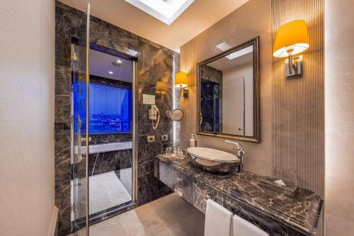 King Suite with Jetted Tub - Smoking