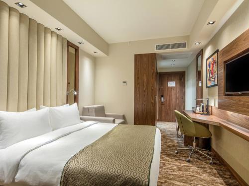 Standard Queen Room with Balcony and City View