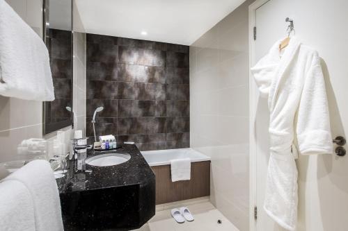 King Suite (Non-Smoking)