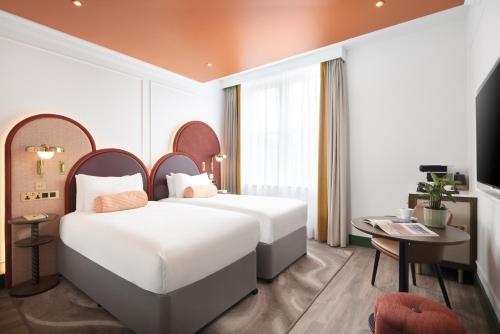 Premium Twin Room with Street View