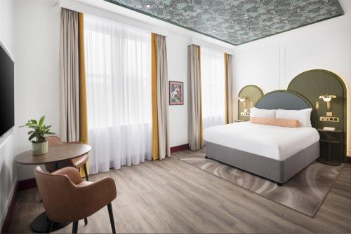 Premium Queen Room with Street View
