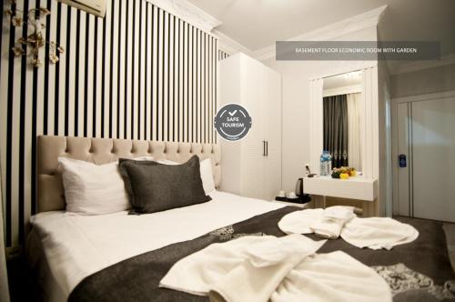 Economy Double Room with Balcony (lower floor)