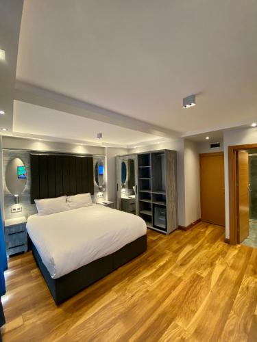 Queen Room with Balcony