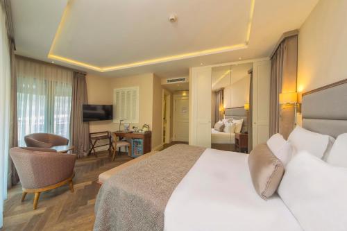 Deluxe Junior Suite with Hot Tub and Private Terrace