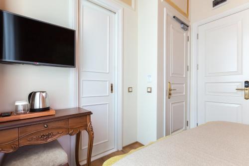 Family Room - Connecting