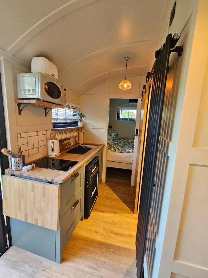 Gatwick Hideaway Hut