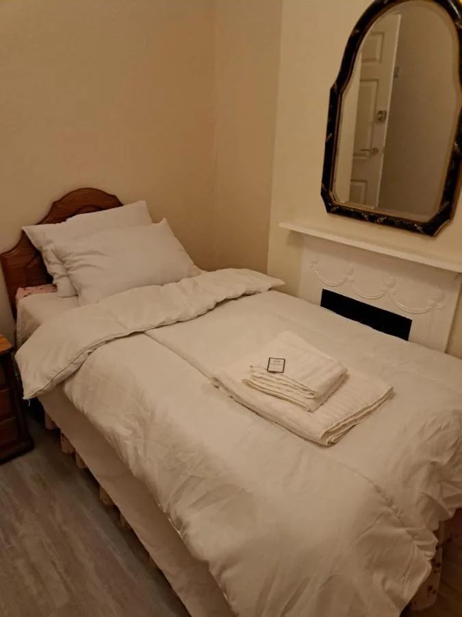 Single Bedroom available – Train station London Seven Kings