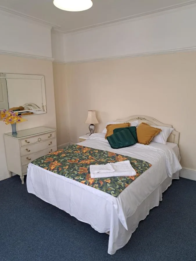 Double Room available- London Seven Kings Seven Kings Train Station