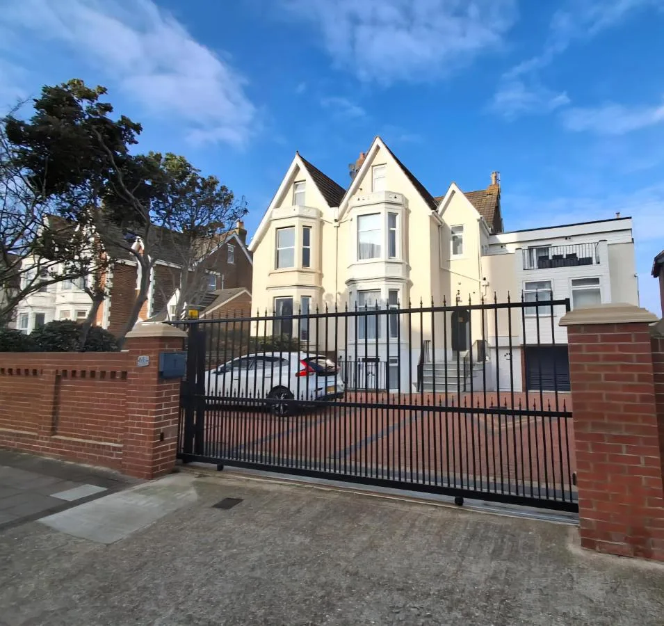 By-the-Beach, Sea view 2 bedroom Loft Studio Apartment & Free Parking