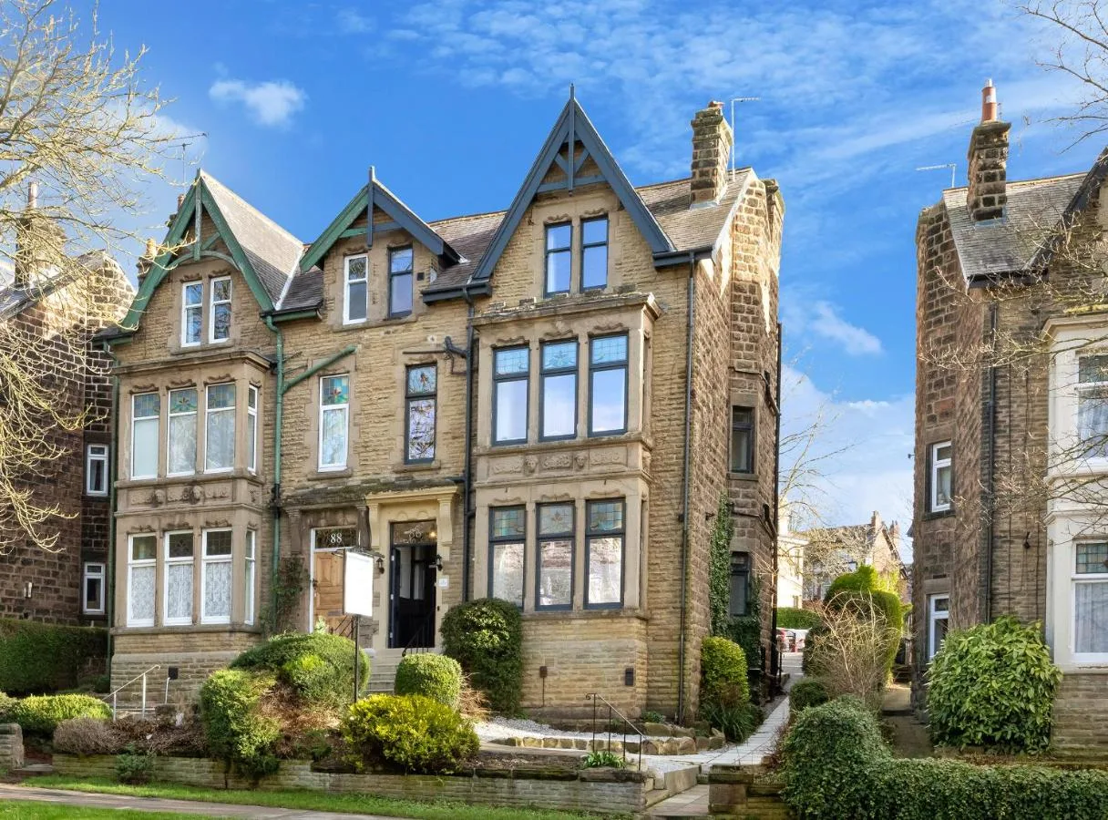 The Belmont Apart Hotel – Harrogate Stays with FREE PARKING