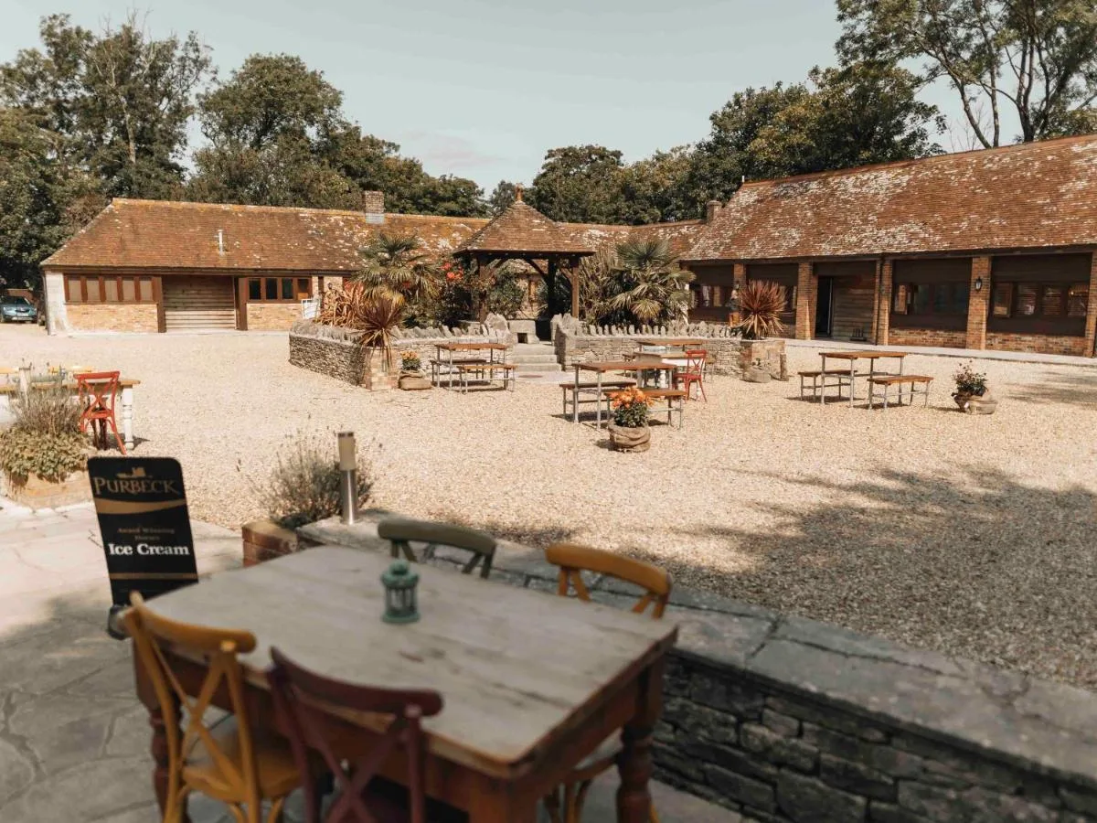 Kingston Country Courtyard