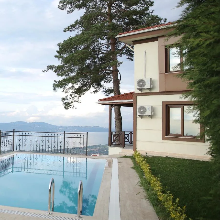 Orchid Hills – heated swimming pool