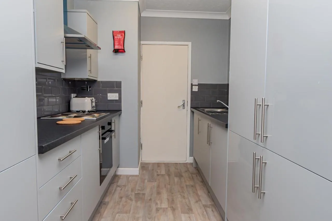 Shirley house 2, Self Catering Guest House, Self Check in, Smart locks, 10 min Walk to Southampton General, Aspire and Princess Anne Hospitals, Access to Fully Equipped Kitchen, Excellent Transport Links, Ideal for Longer Stays and Hospital Shifts