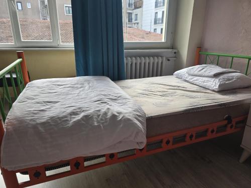 Kadın Yatakhanesinde Tek Kişilik Yatak