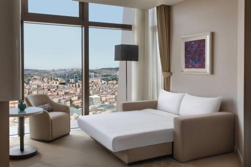 Köşe Süit - Deniz Manzaralı + Lounge Erişimi