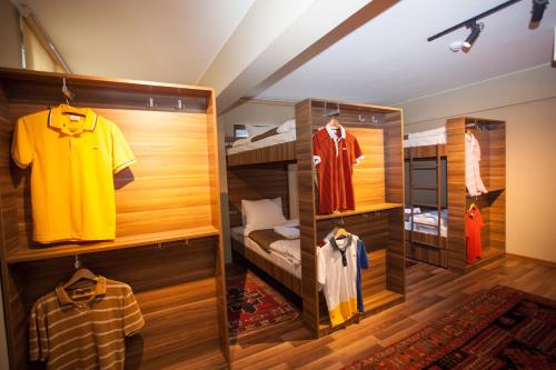 8-bed mixed dormitory, 1 bed