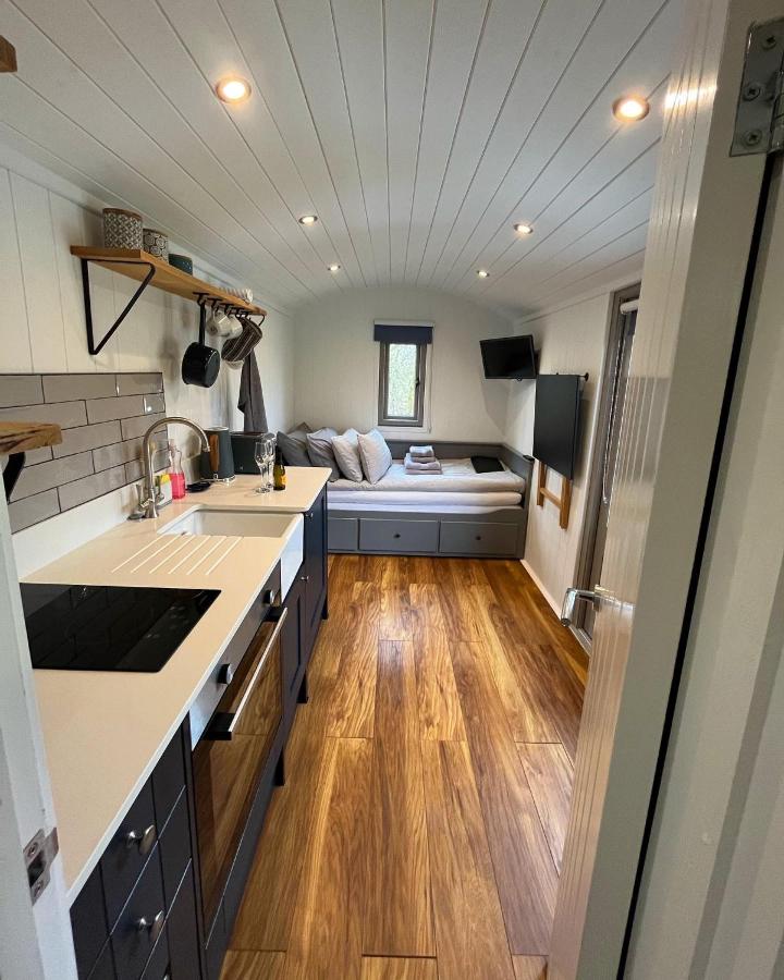 Luxury Shepherds Hut – The Moorhen by the lake