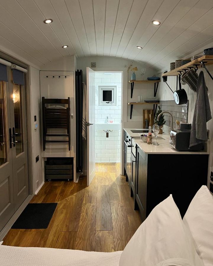 Luxury Shepherds Hut – The Sweet Pea by the lake
