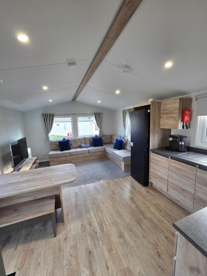 Cosy Caravan Haven Marton Mere