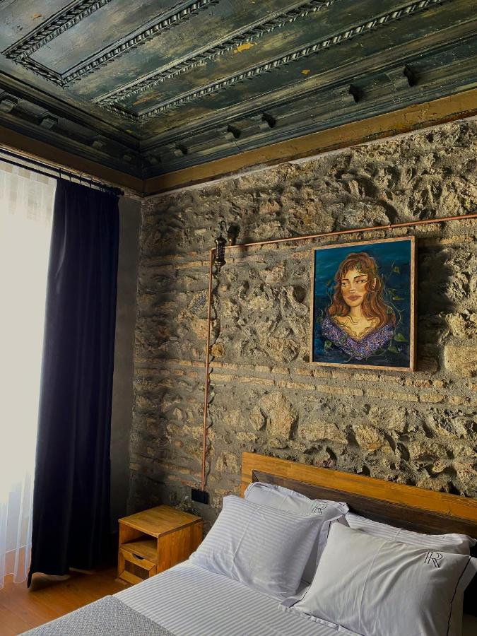 Roya Rooms