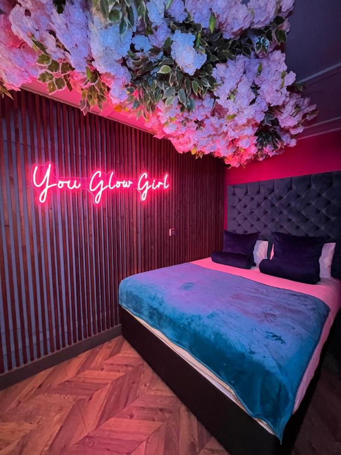 The Ultimate Hen Suite with Bar & Makeup Room