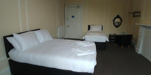 Triple Room with Shared Bathroom