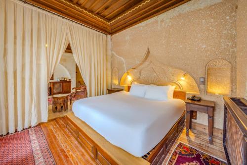 Deluxe Cave Suite