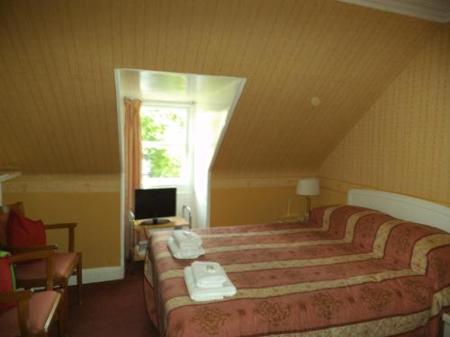 Basic Double Room with Shared Bathroom