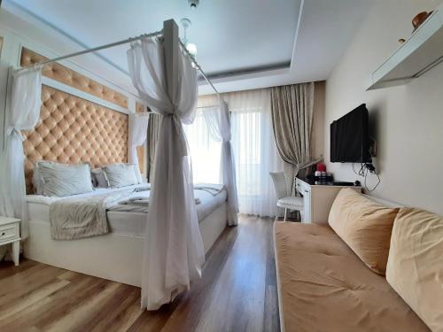 Deluxe Family Room (2 Adults + 1 Child)