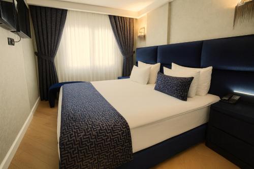 King Suite with Spa Bath, Balcony and City View - Non-Smoking