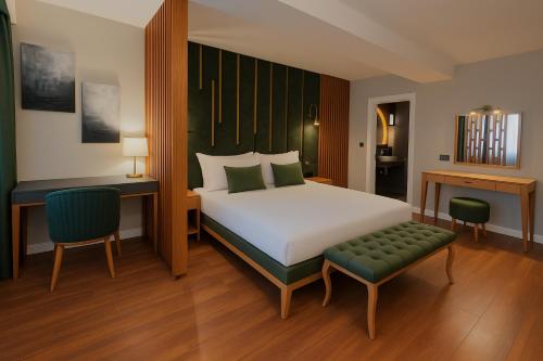 Business Plus Queen Suite with Sofa Bed and City View - Non-Smoking