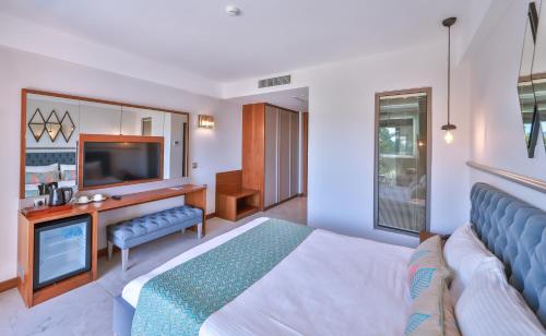 Deluxe Çift Kişilik Oda - Yandan Deniz Manzaralı