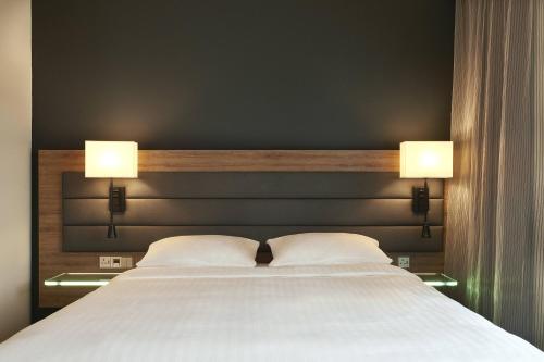 Moxy Sleeper Misafir Odası - 1 Kraliçe Yataklı