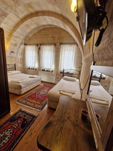 Triple Arch Room