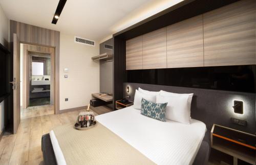 Deluxe Suite with Kitchenette