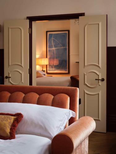 Magistrate King Suite