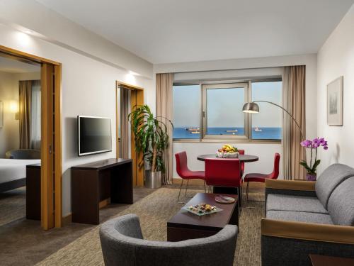 Queen Suite with Sofa and Sea View