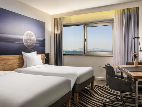 Superior Room with Twin beds and Partial Sea View
