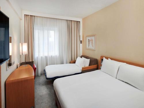 Superior Room with One Queen Bed and One Single Bed