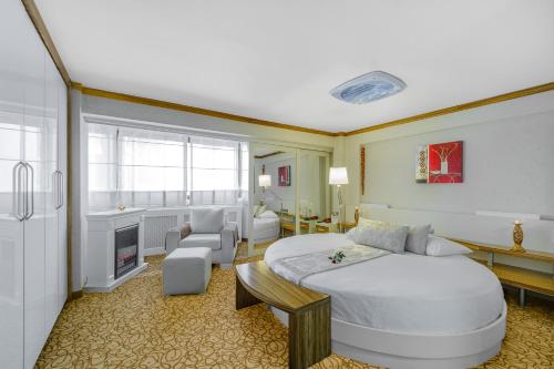 Honeymoon Suite