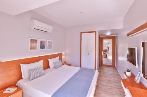 Standard Double Room - Partial Sea View