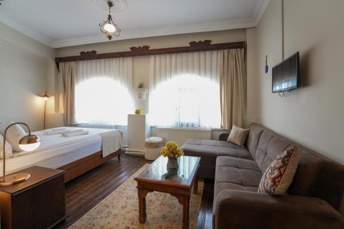 Deluxe Üç Kişilik Taş Oda