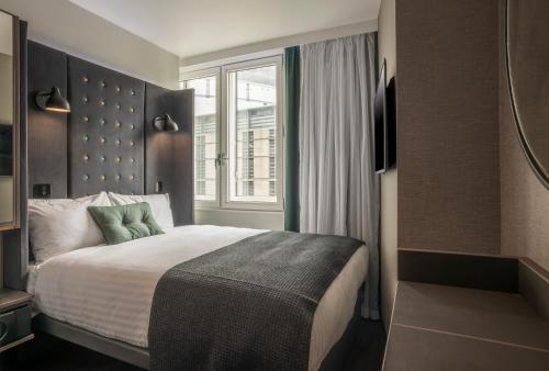 Cosy Double with Window