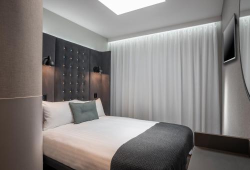 Cosy Double with Sky Light