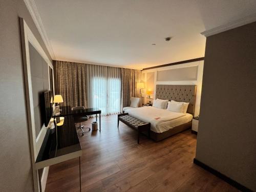 Junior King Suite - Mobility Access/Non-Smoking