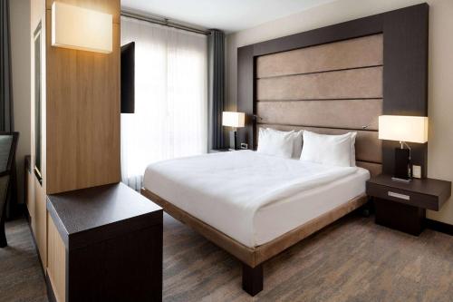 Corner Suite with One King Bed - Non-Smoking