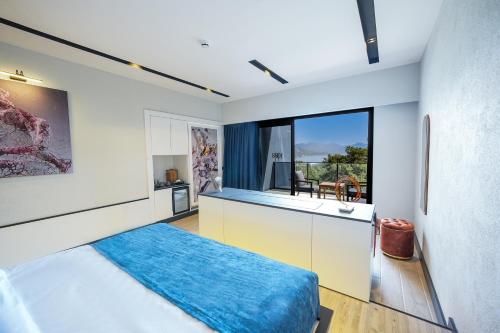 Deluxe Room - Partial Sea View